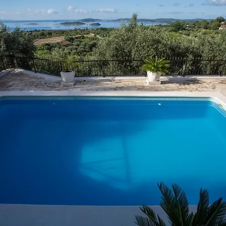 Secluded Luxury With Sea View And Pool